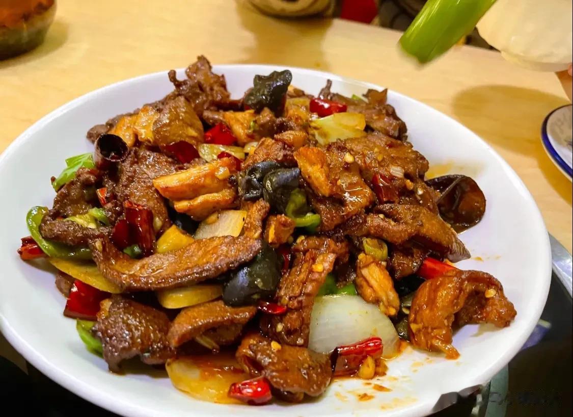  几十年的川菜老店是神一般的存在，爆三样，烧三样，炒三样都是自主研发的拿手菜，性