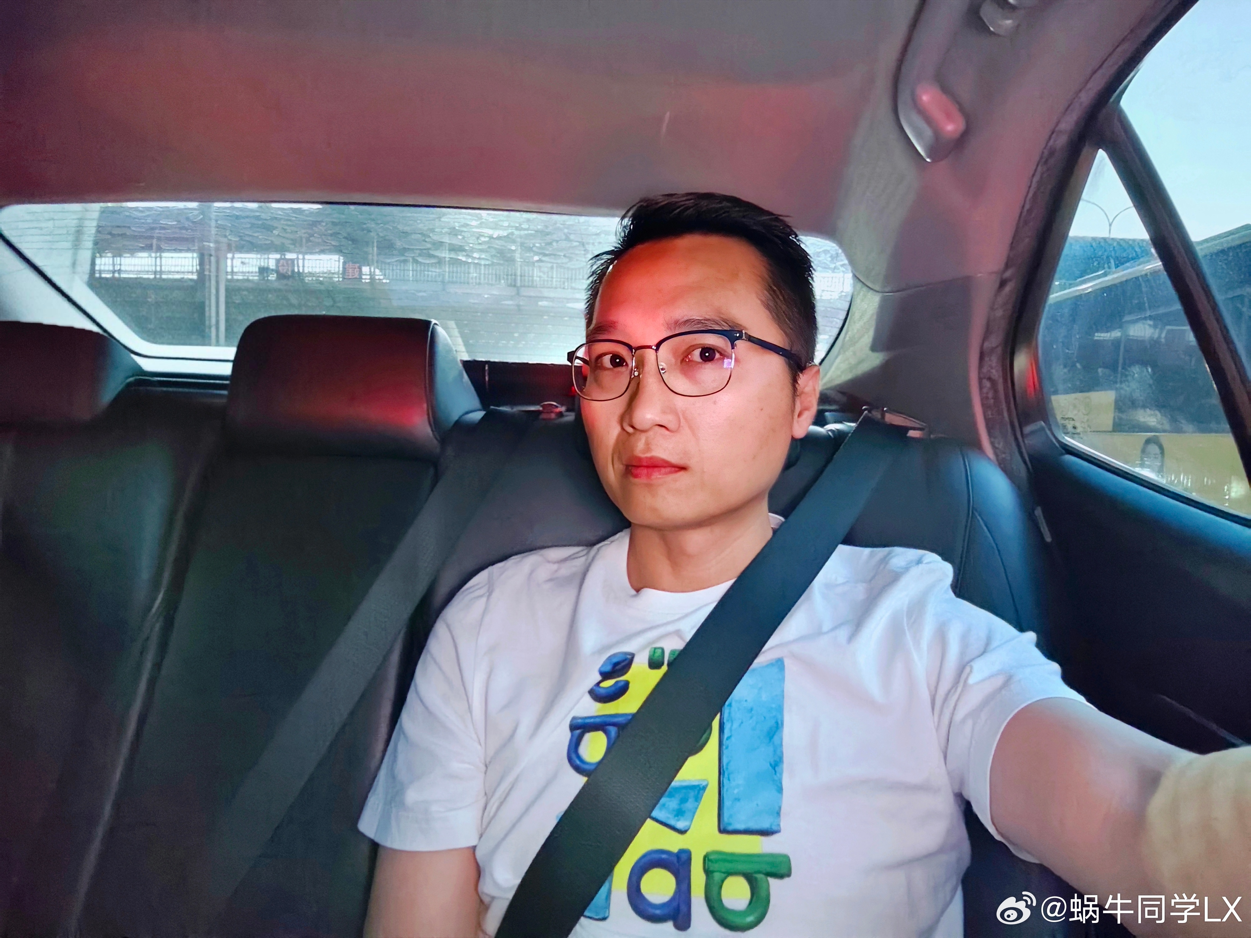 早上好！新的一周，新的开始。周一赶早班机的人，已经在车上了。我的日常plog ​