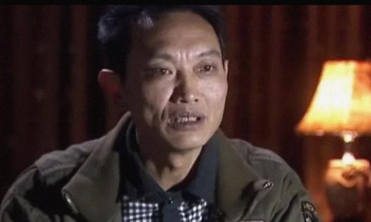 军人罗开友被认定“杀妻沉江”，关押21个月，家被砸光，母亲被打残。所有人都说他是