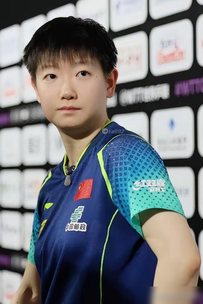 没人注意到，孙颖莎赢朱芊曦，靠的不是爆冲。
局分6-9落后时，她擦汗的手没抖，