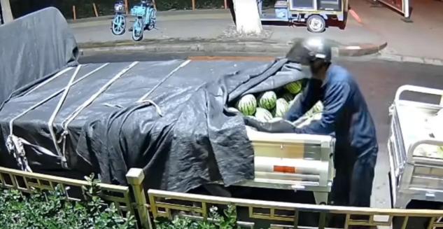 6月8日河北保定，一个带着帽子、口罩、厚手套的男子从三轮车上下来，只见他拿出匕首