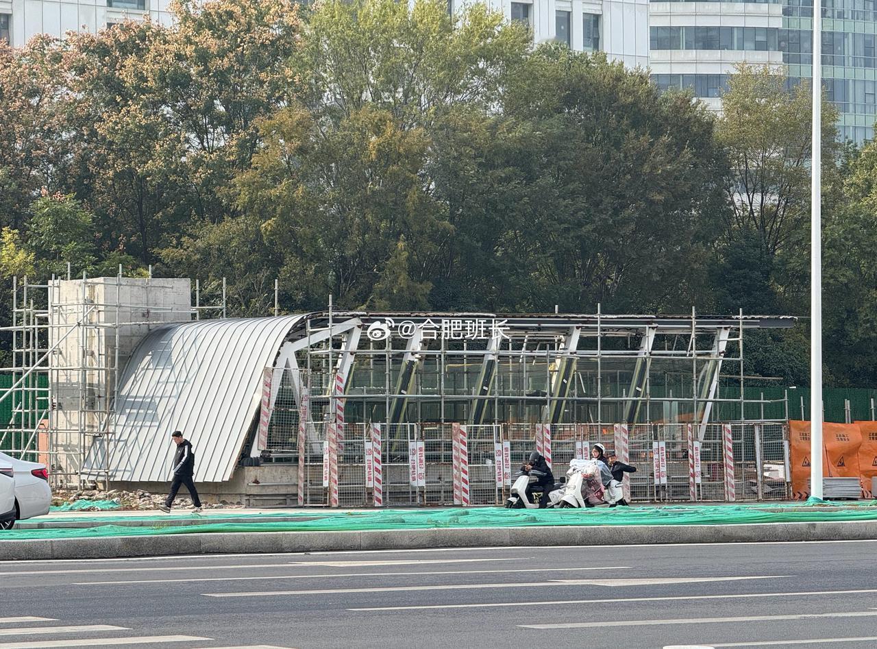 7号线滨湖医院站，路口设置了4个站点，分别在工行、方圆荟、联通和滨湖医院门口，当