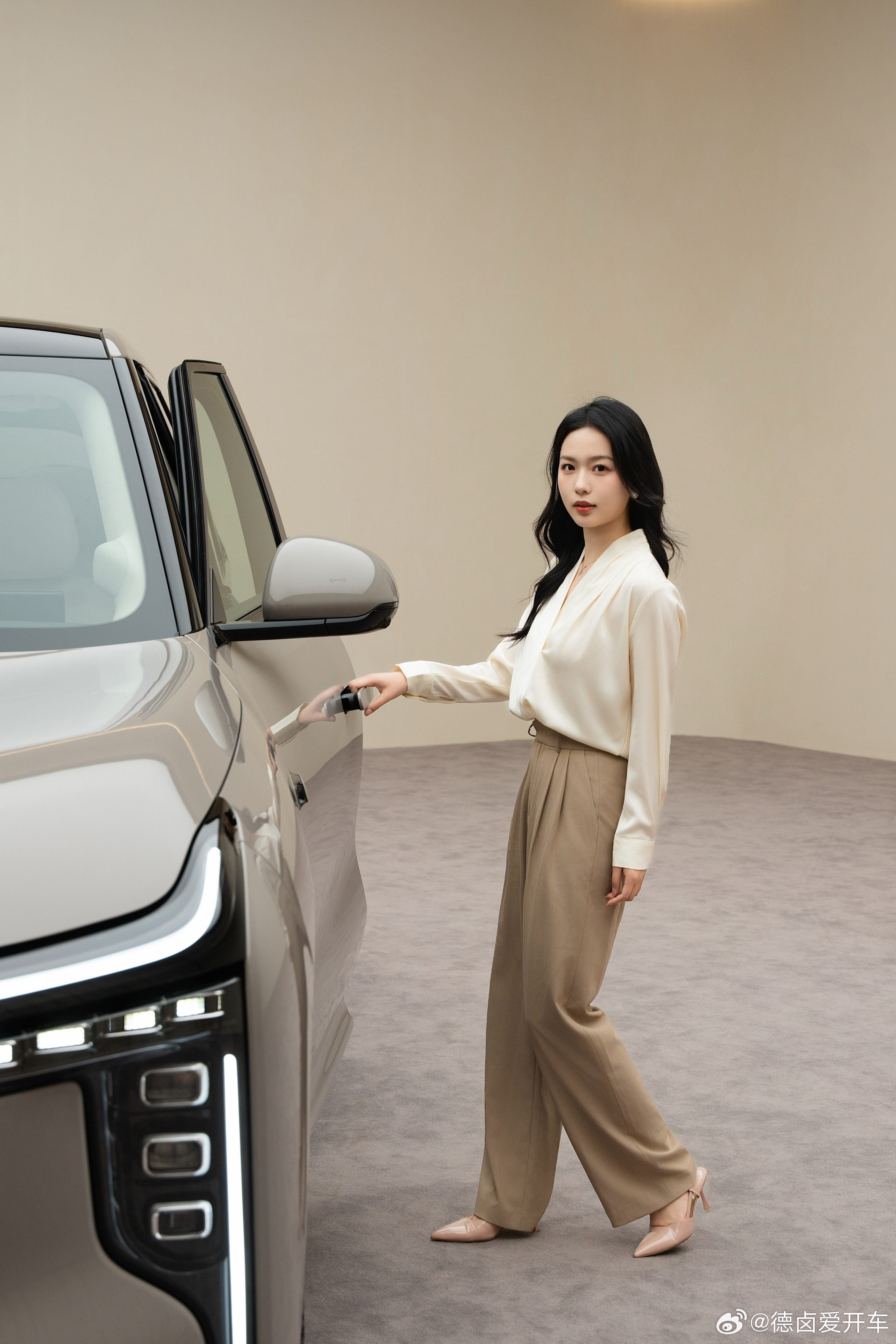 又一台 8 系大五座旗舰 SUV 将在本月发布，智己 LS8 的外观整体延续 L