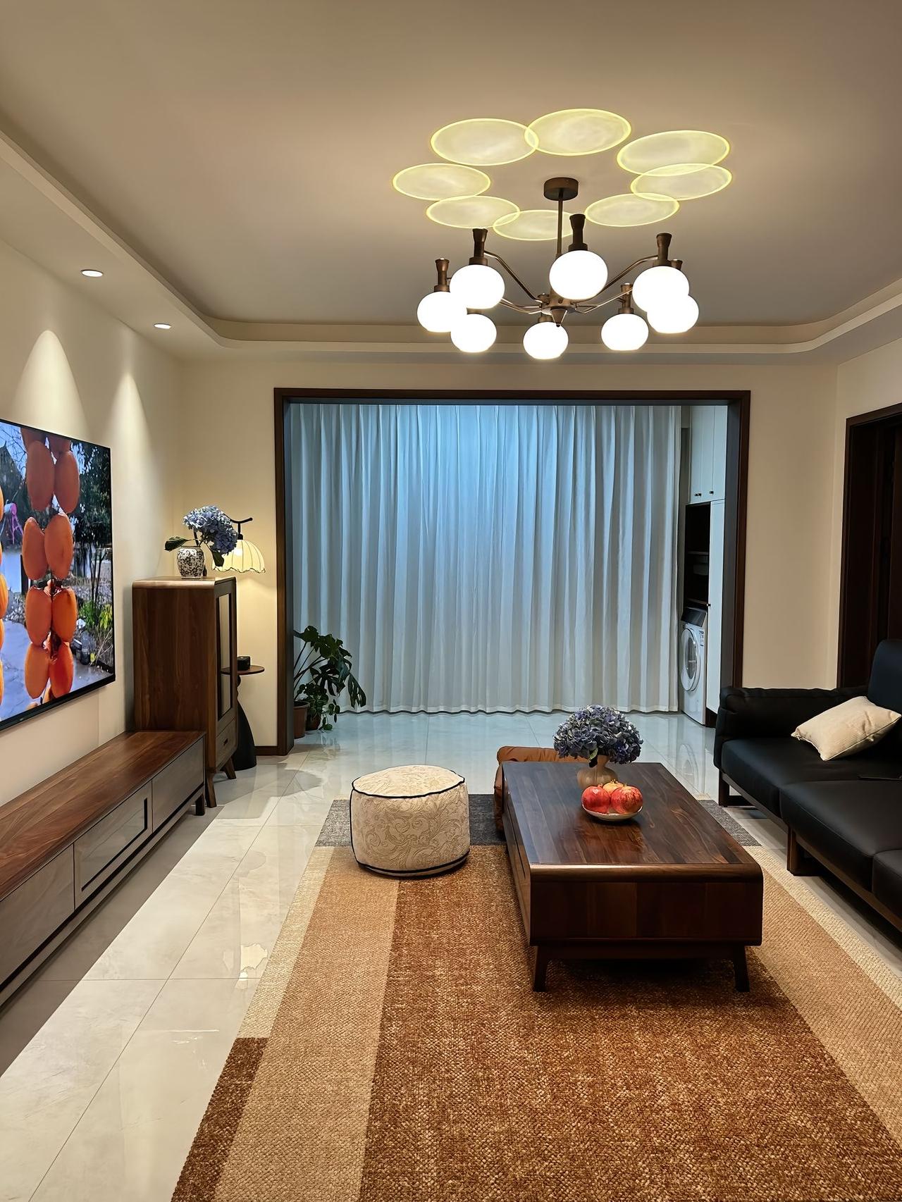 在十八线小县城拥有一套套内110的家，简直太惬意了。没有大城市的喧嚣与拥挤，人静