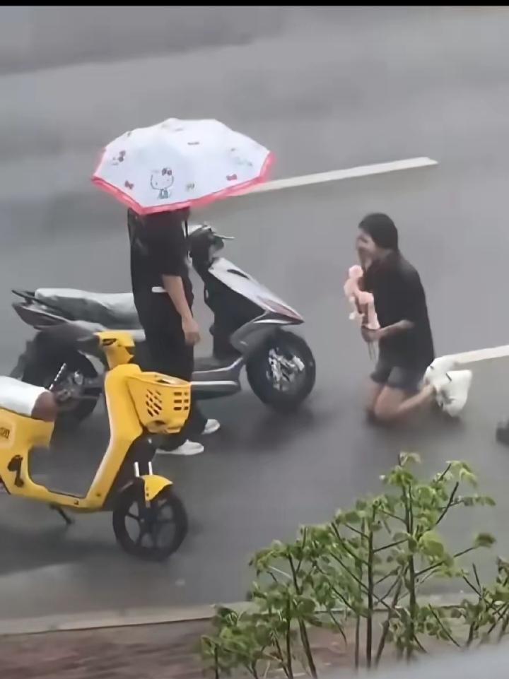 妻子婚内出轨，被丈夫发现之后，丈夫下定决心要离婚。两个人刚走到民政局门口，妻子直