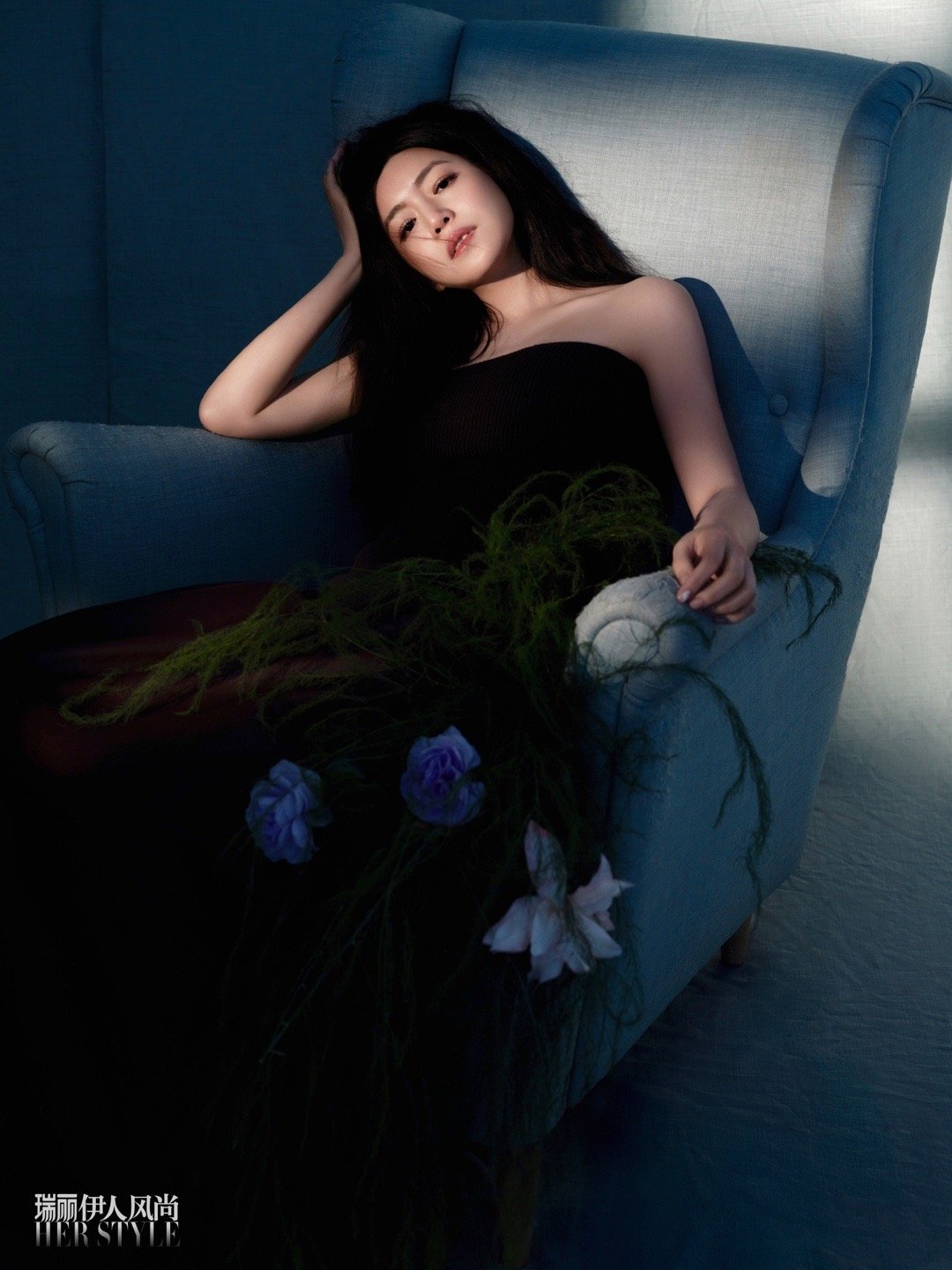 陈妍希诗意漫游大片瑞丽伊人风尚陈妍希封面欢迎来到陈妍希的诗意世界！海风扬起长发，