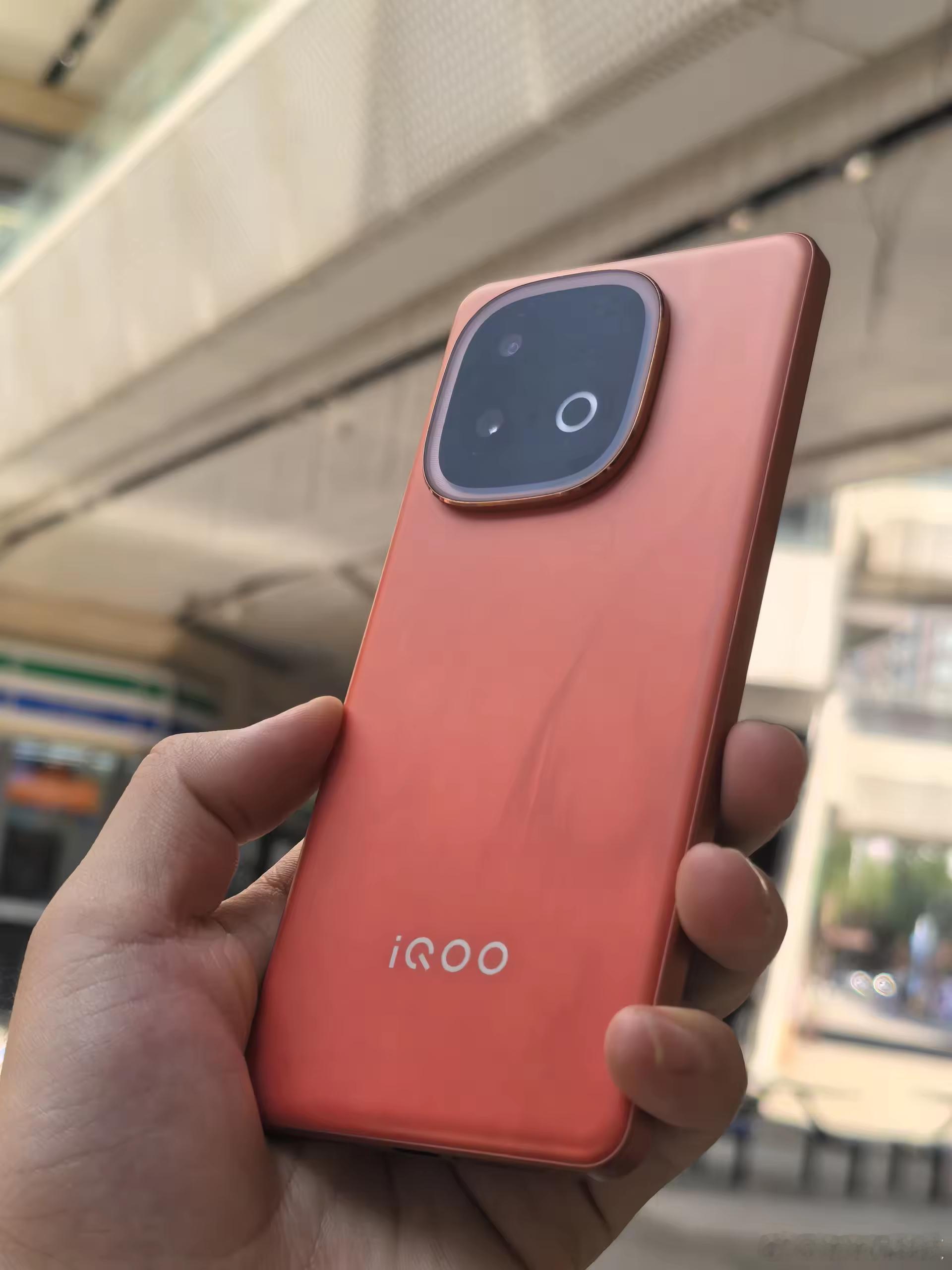 就是说，这么“燃”的配色你有见过没？这质感感觉和iPhone 17 Pro新爆料