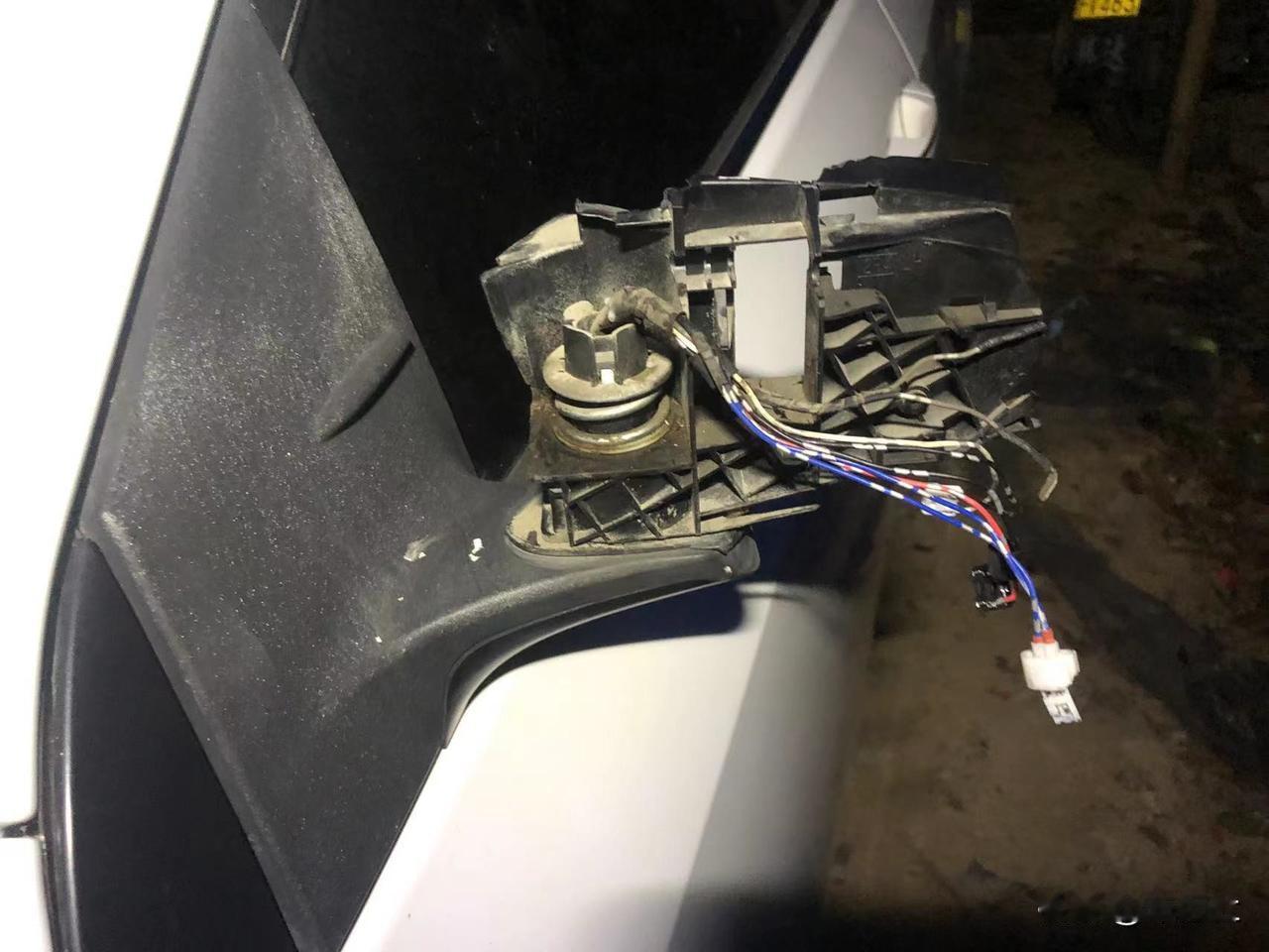 还是拆车件划算
卡罗拉倒车镜
4S店更换价格628
拆一个300
当然，前提是能