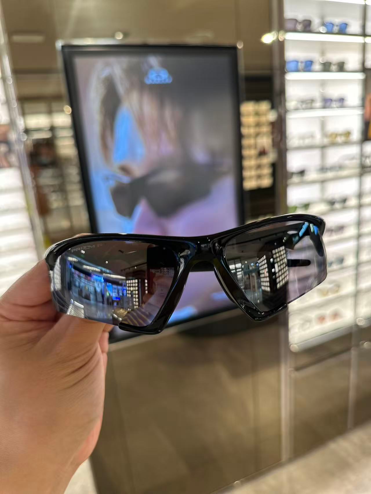 请把眼镜焊在王楚钦脸上解锁OAKLEY先锋眼镜全场景穿搭公式，百搭不设限▫️城市