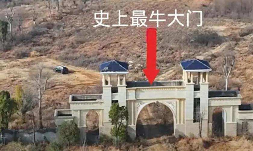 河南新乡平原示范区，有座红墙金瓦的仿古大门孤零零立着，“恒大”俩字早被抠了，门后