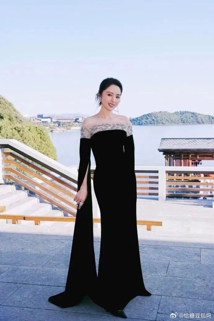 董璇参加活动回应大家的关心，还提到希望传递温柔又坚韧的力量，这种态度还挺让人有好
