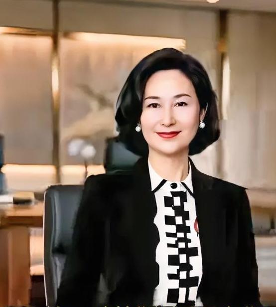 赌王家族的“荣光与留白”：
何超琼之后，
不是落幕是新生
 
总说何家气数尽于何