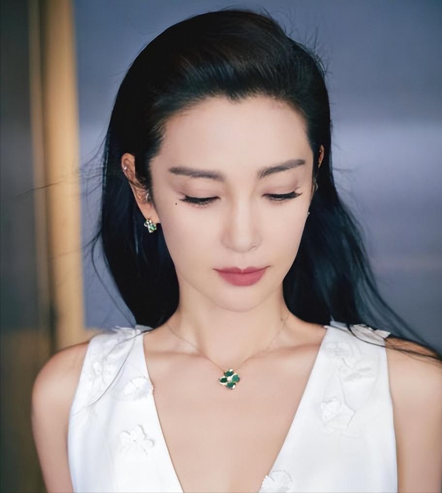 2009年，李冰冰开出了12万的月薪聘请保姆。其中一位保姆应聘时，把菜反复洗了五