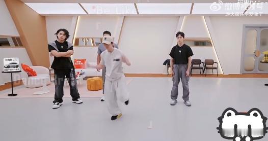 刘畊宏情绪价值这一块披荆斩棘直播曹骏刘畊宏陈若轩大闹舞台刘畊宏夸人也太真诚了，陈