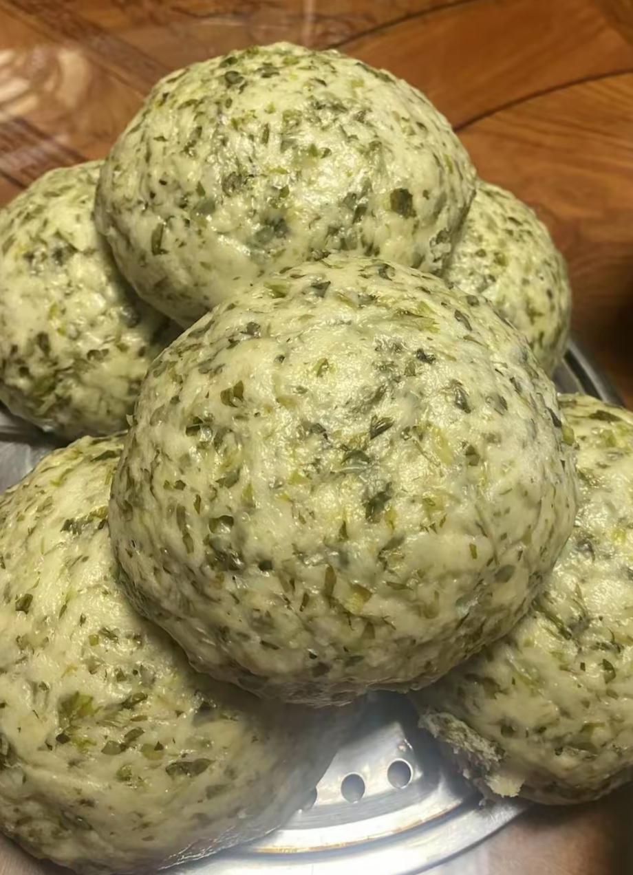绿意盎然，春意盎然。用荠菜蒸的馒头，我想问一下山东人这么爱吃荠菜吗？不知道别的省