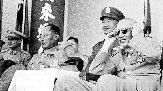 1953年6月16日，蒋介石在凤山陆军军官学校主持第24期学员毕业典礼

右起：