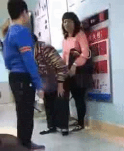 男孩8秒钟内连续向妈妈狠狠飞踹了五脚，情绪十分激动，只因妈妈不让玩其手机！[吃惊