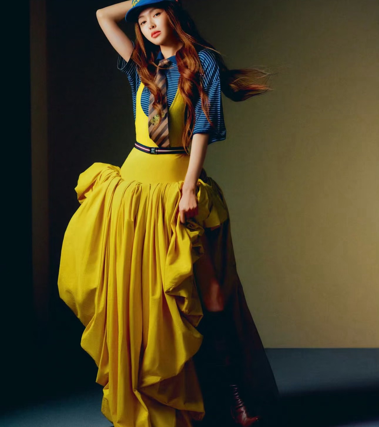 唐嫣穿得像个灯笼就出来了什么丑衣服穿在唐嫣身上都很好看，糖糖时尚表现力💯！ 