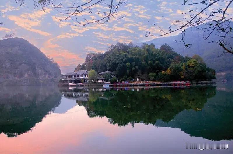 日子慢慢，欣喜常伴。愿我们都能在忙碌中保持从容，在喧嚣中守住宁静，让日子如溪水般