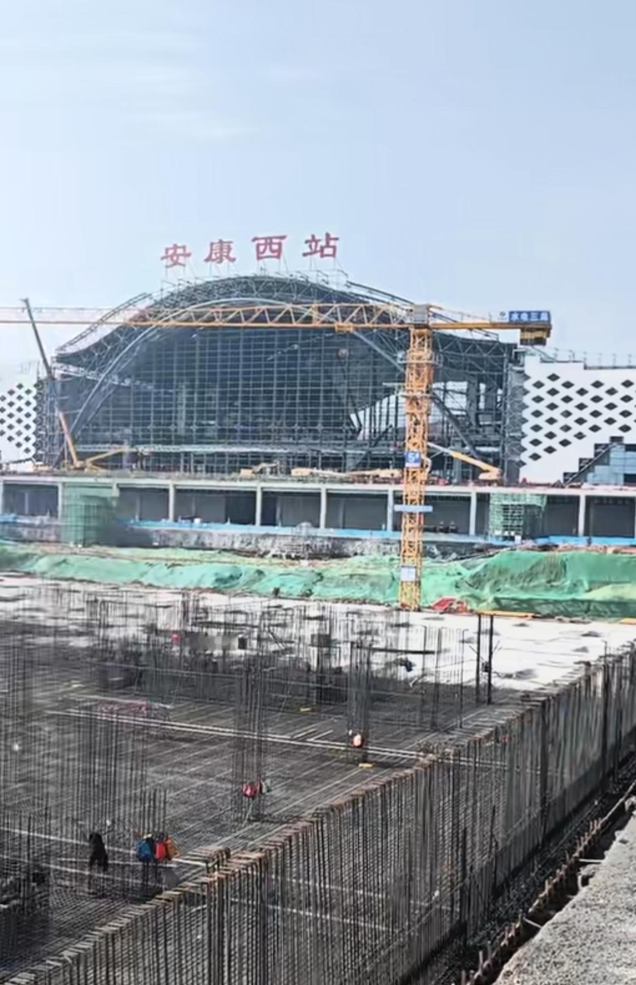 安康西站挂牌了可谓是新年贺礼，挂牌不放假，工人们还在紧张地施工，目前看到，铁轨全