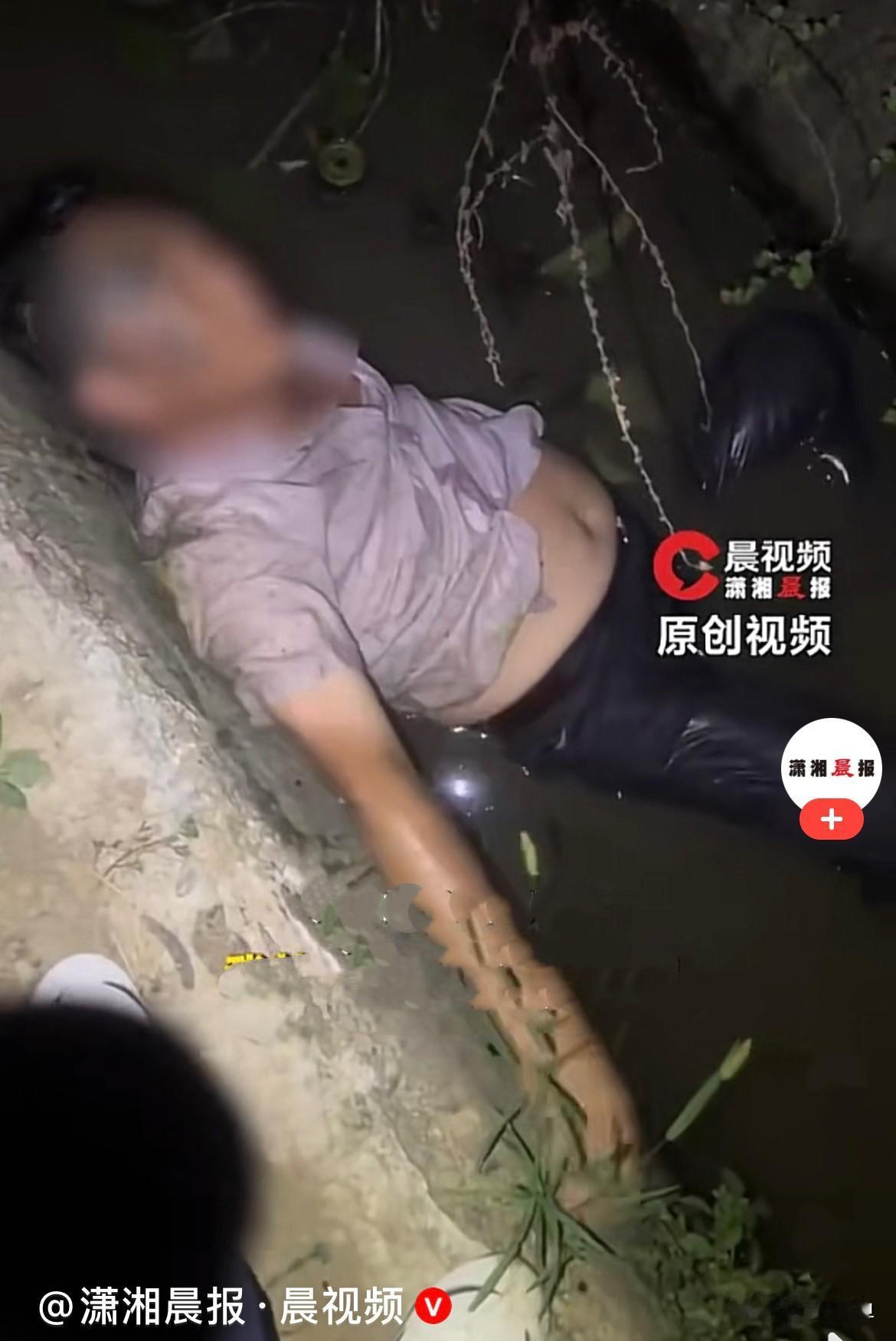 近日，江苏扬州黄先生晚上出门兼职
送外卖，就在他赶路途中，发现路边不对劲，路边沟
