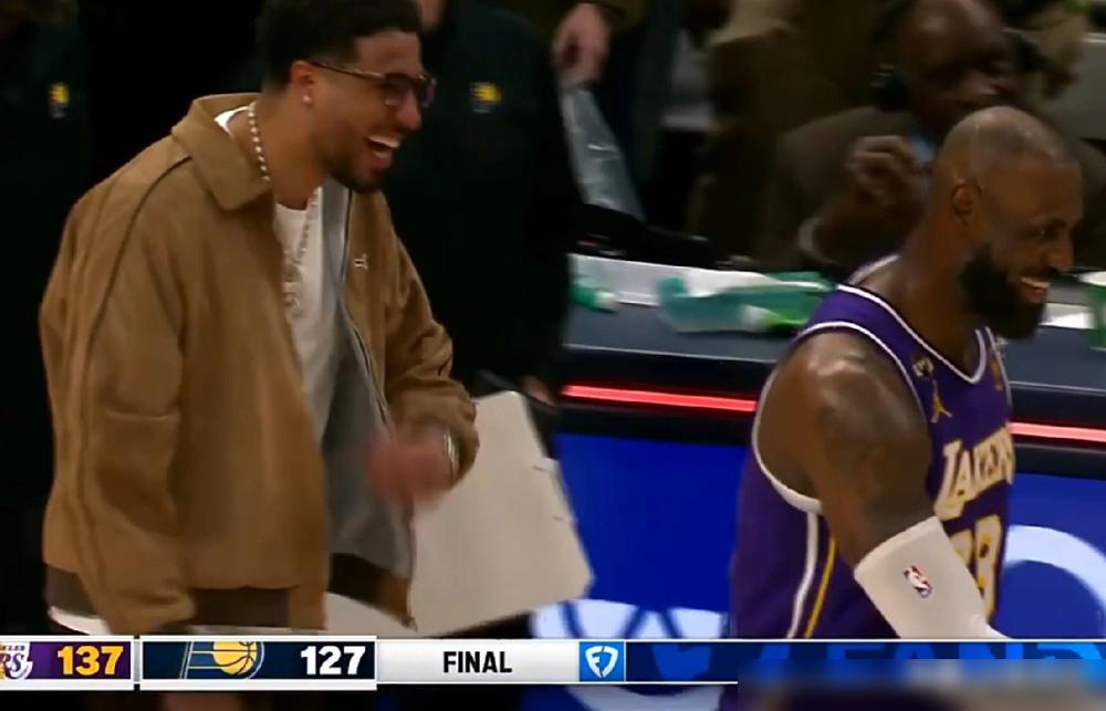 勒布朗赢了球，跟对手像兄弟一样聊了十分钟。
前两天那场球，老詹23分9篮板9助