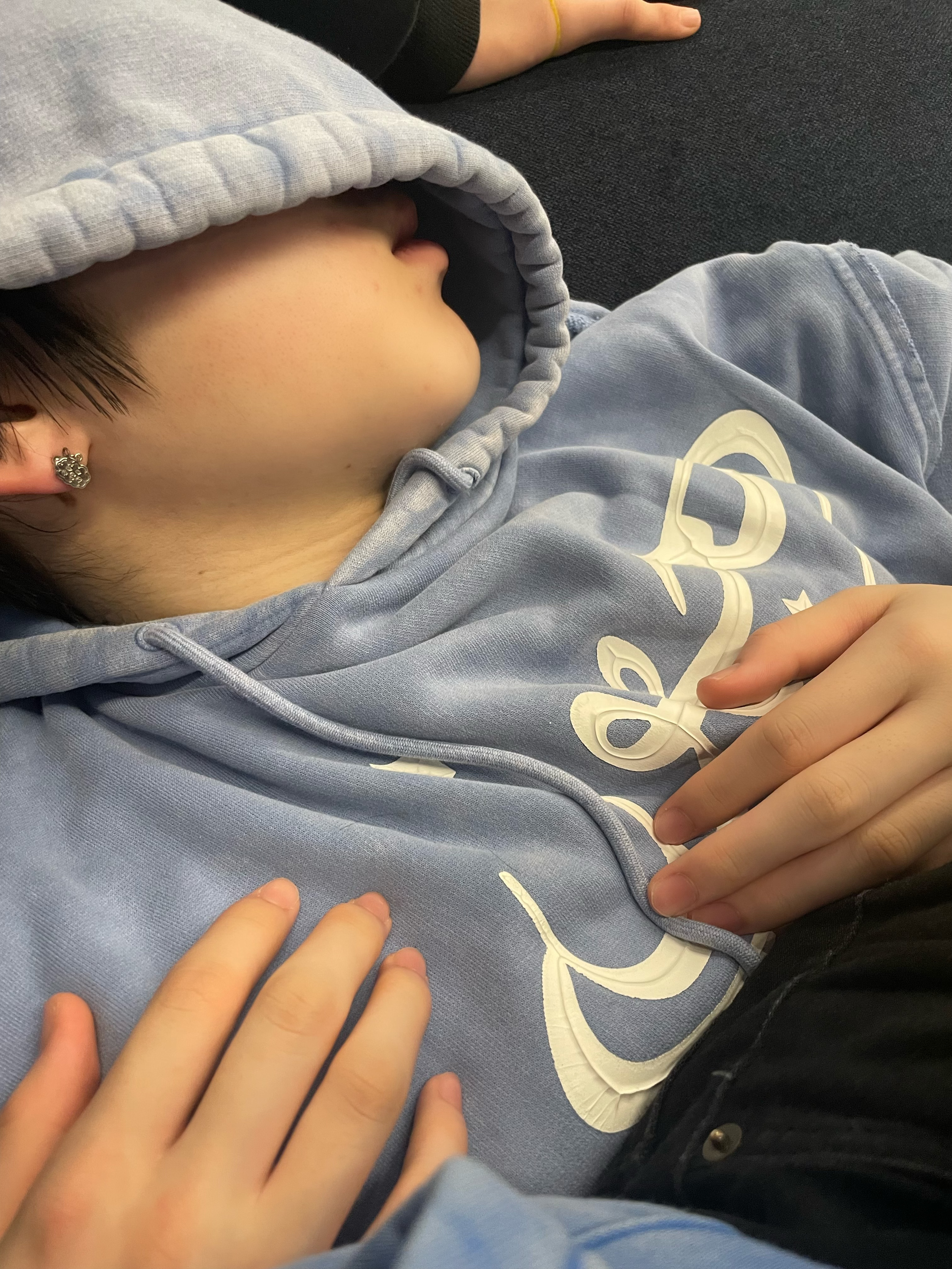 我有时候真的好想哭着拽着藤永的衣领子问这个死小孩到底有没有好好吃饭好好休息，到底