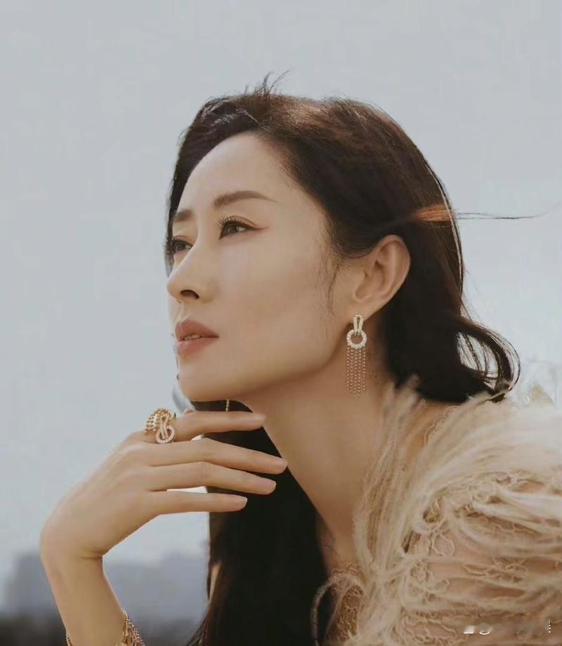 一支冰淇淋击碎婚姻，刘敏涛的觉醒太戳人
 2013年在日本清水寺，37岁的刘敏涛