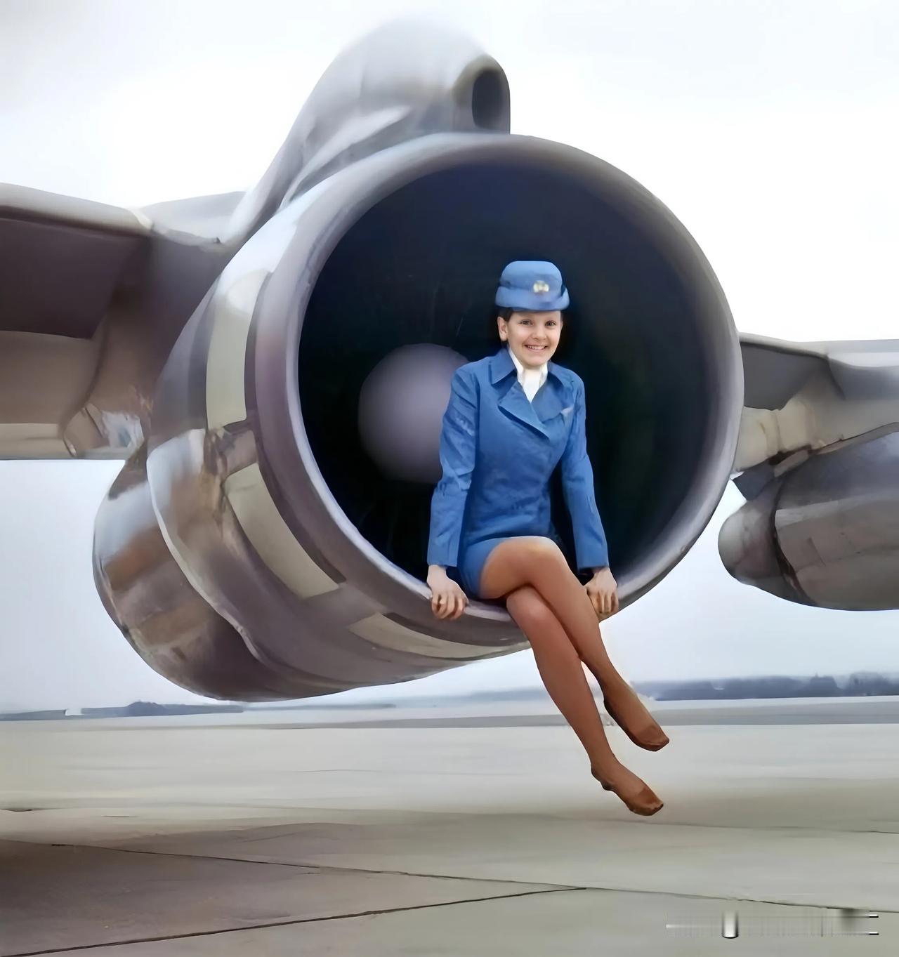 上世纪70年代，美国，泛美航空公司空姐在波音707的发动机内拍照！