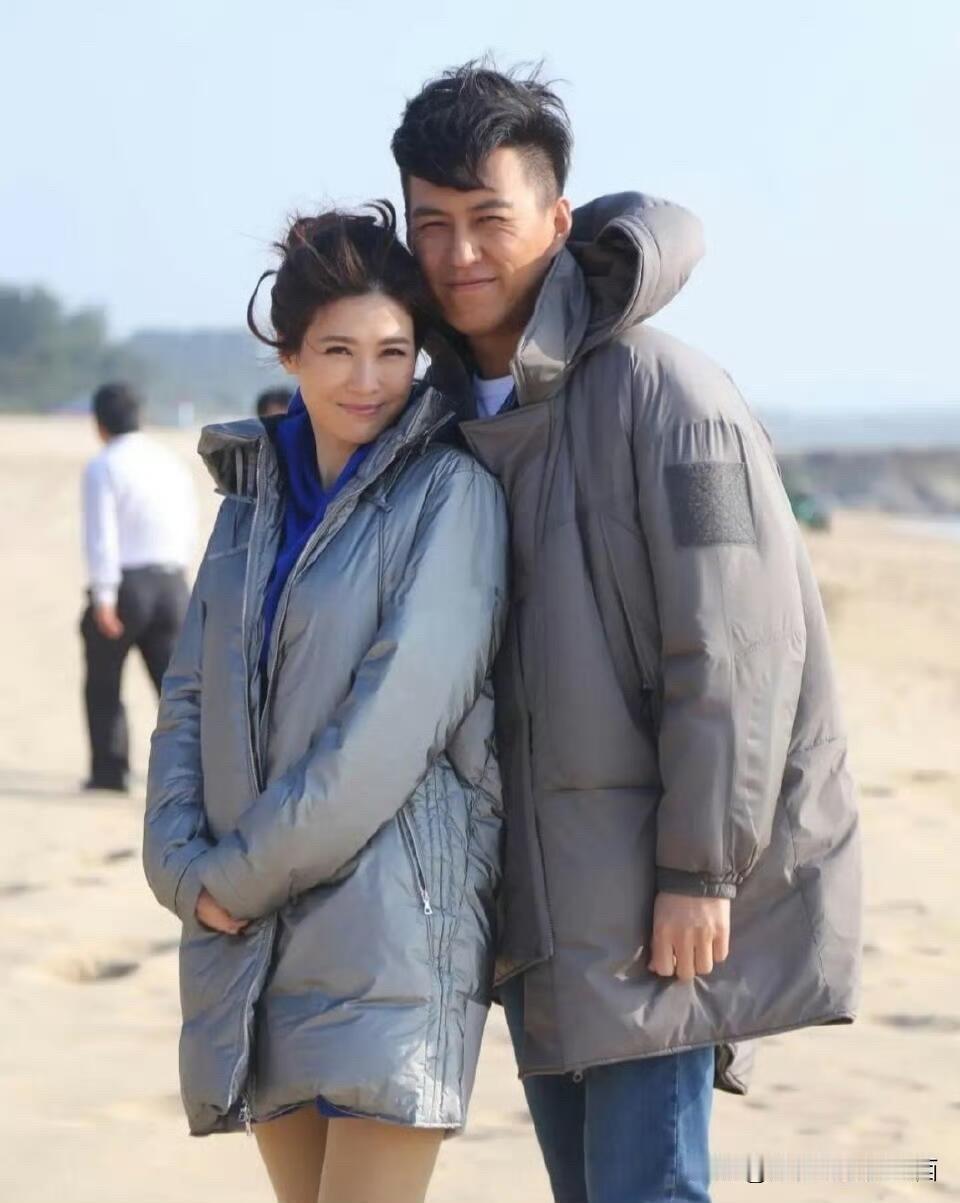 这是一张剧照，男的是帅哥靳东，演技精湛，是很多女人心中的偶像，这个女的是谁呢？随