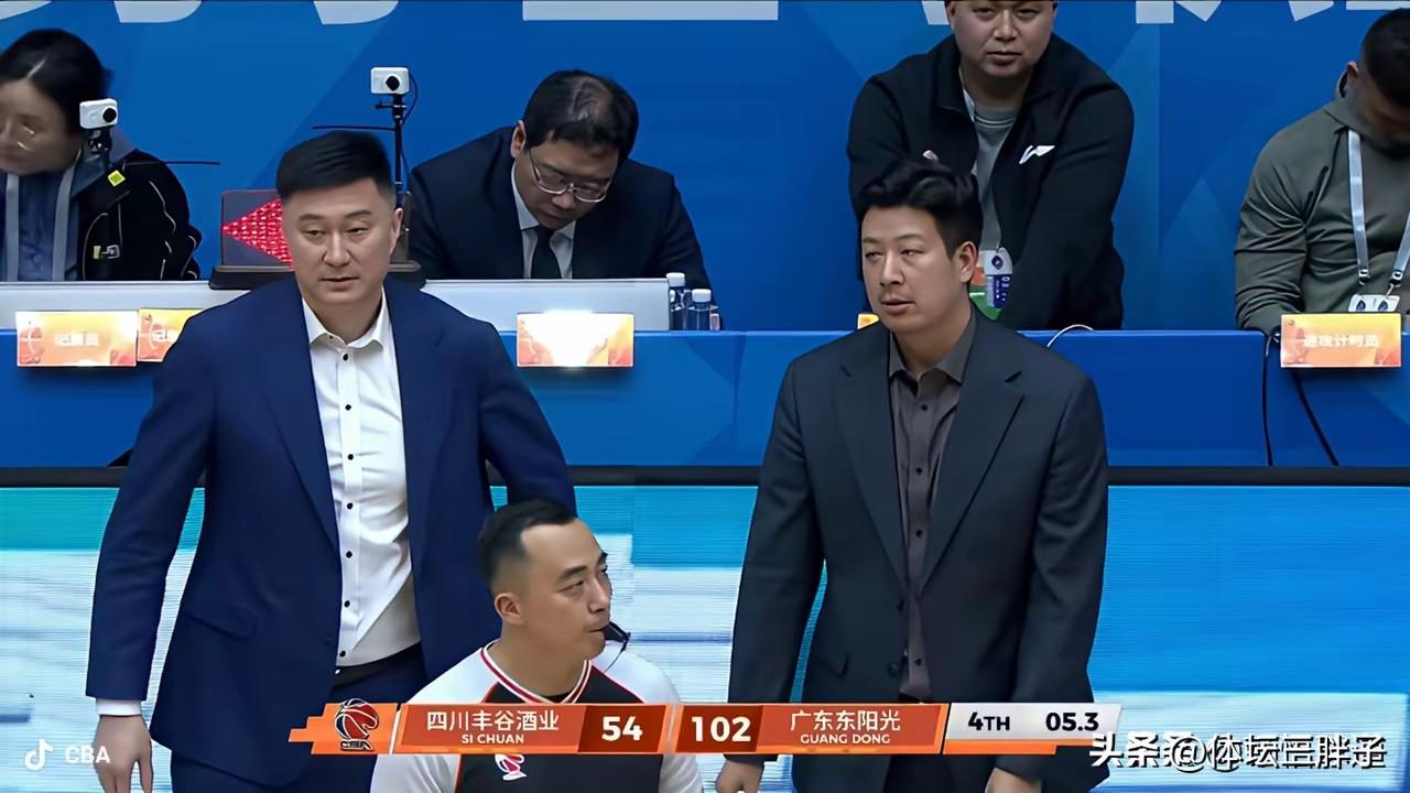 你说你上海男篮，你说你卢伟，你还顾及面子，你看看昨晚杜峰是怎么干风雨飘渺中的四川