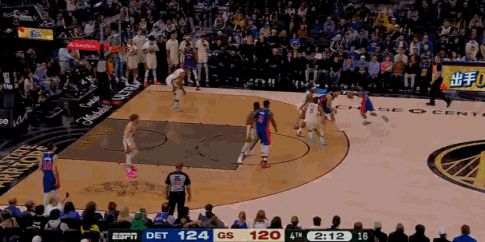 离了大谱！梅尔顿这球居然能吹犯规！
在今天NBA常规赛勇士对阵活塞的第四节比赛中