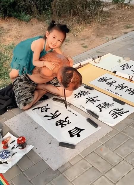 [微风]看哭了！山东聊城，丈夫意外失去双臂，妻子无情离婚，抛弃丈夫和女儿，丈夫天