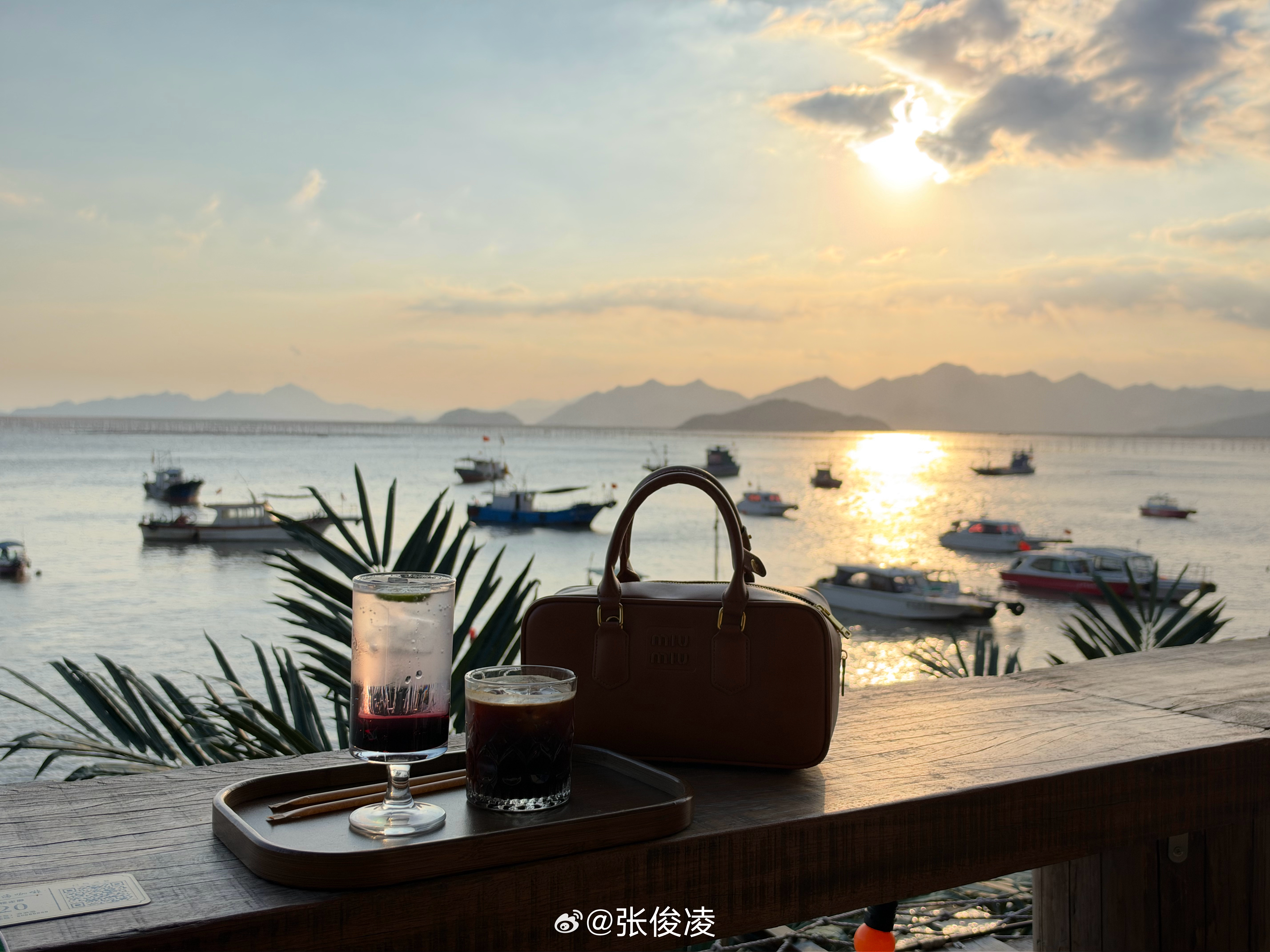 其实看夕阳就是晒太阳（老一点的）49元一杯的咖啡15元一碗的海鲜面100块就可以