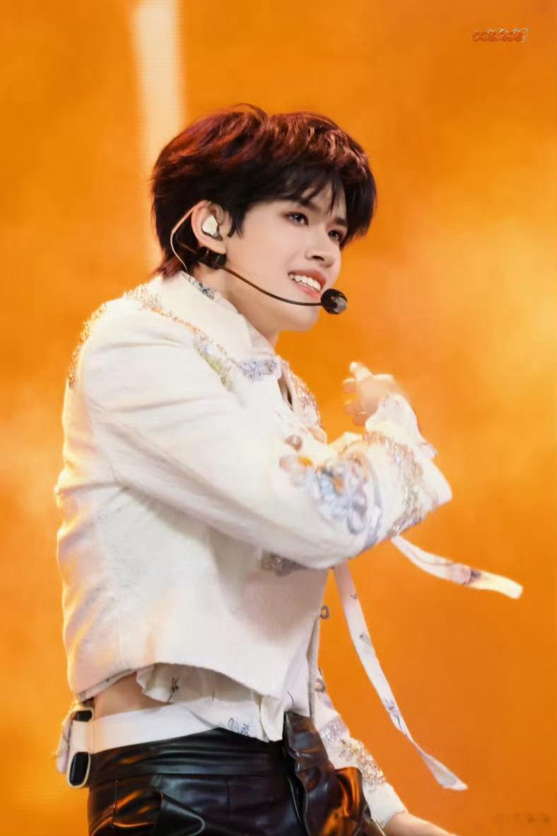 张极白色拿破仑夹克 张极澳门演唱会开场惊艳全场，白色拿破仑夹克尽显优雅挺拔，少年