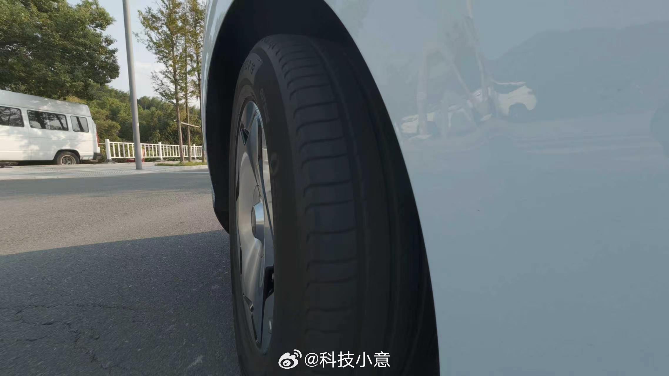 选家用大车有个隐形考题：丈夫妻子爸妈能不能轮换着开。享界V8我觉得答得挺漂亮，一
