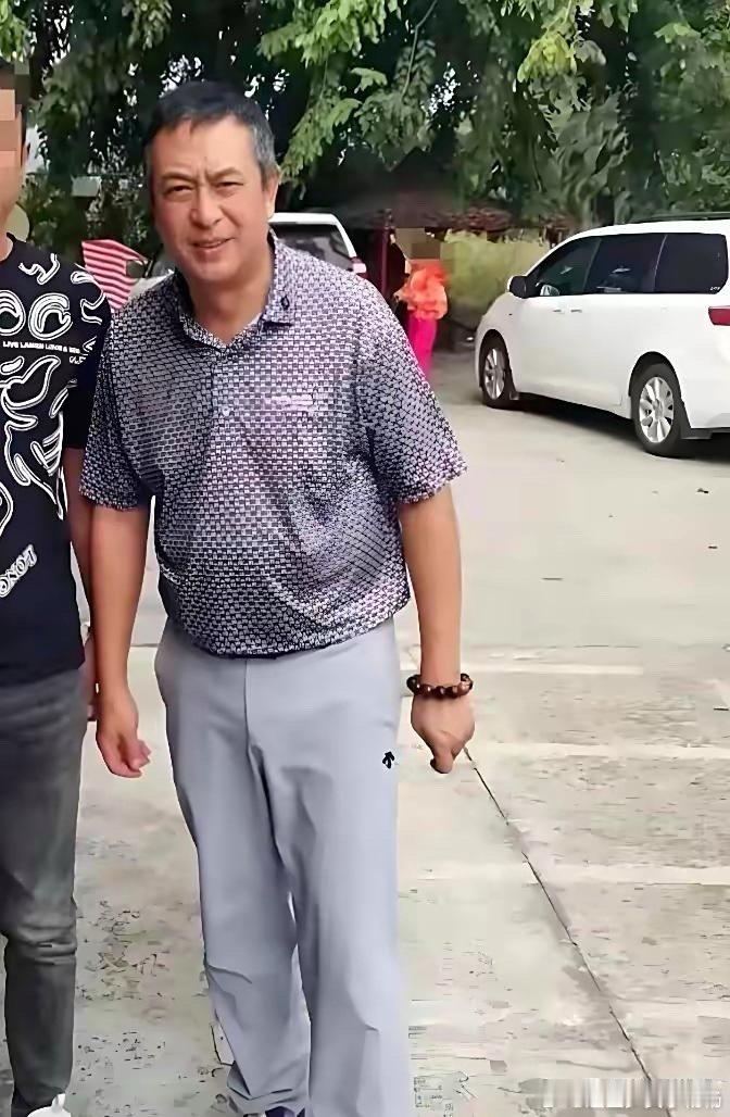 张嘉译54岁近照曝光！满头白发，身体发福,驼背更严重了,看着心疼! ​​​