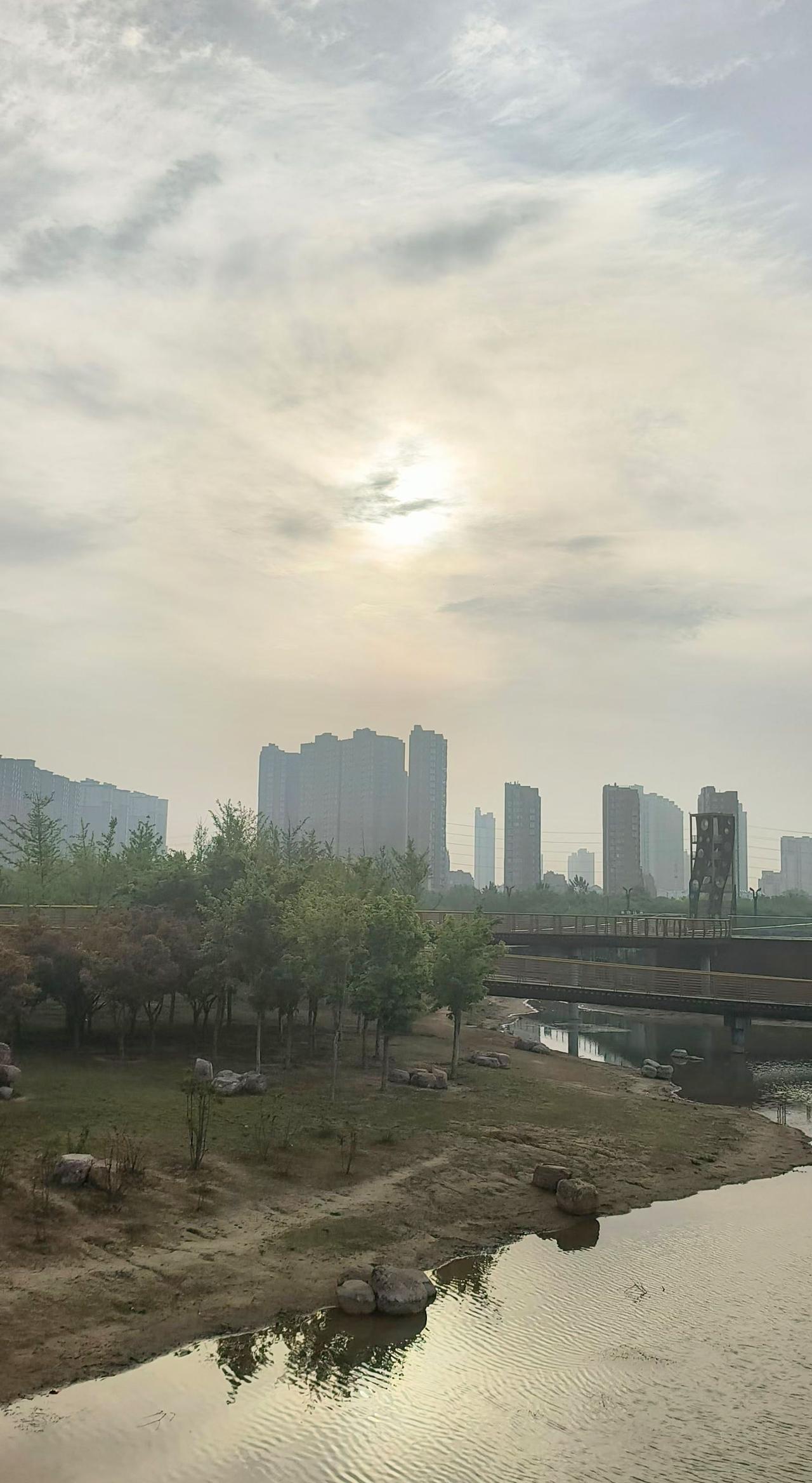 泽上有地，泽卑地高！临。
六五爻辞说：知临，大君之宜，吉！
北京天安门的的两个华