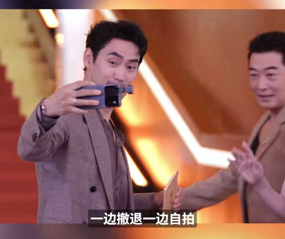 明星走红毯也喜欢看热闹明星在走红毯时不仅接受观众注视，也常展现出对现场氛围和其他
