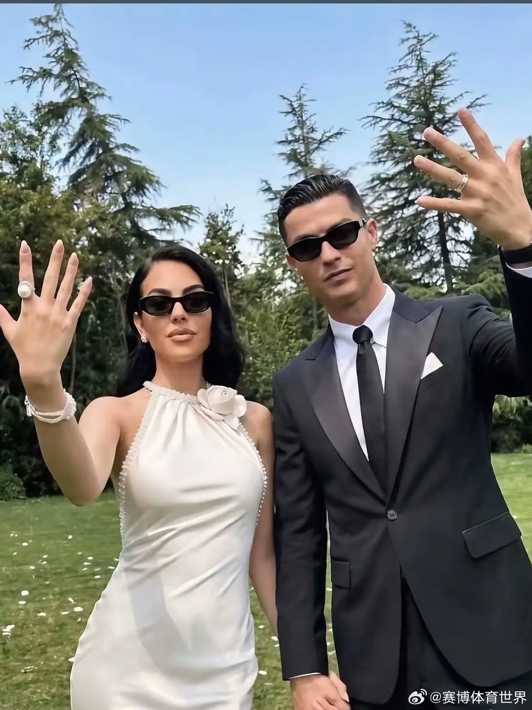 c罗宣布结婚c罗晒婚戒照 北京时间8月12日凌晨，C罗在社交媒体晒出与乔治娜佩戴