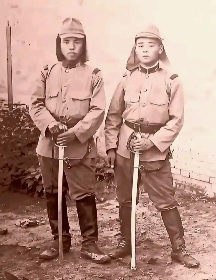 1938年夏天，两名侵华日本兵在石家庄合影 ，看他们的样貌好像还是两个孩子。19