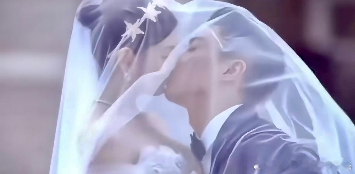 陈晓 陈妍希 他们俩有多久没有出来合体营业了？有一段时间陈晓出来工作镜头拍的都是