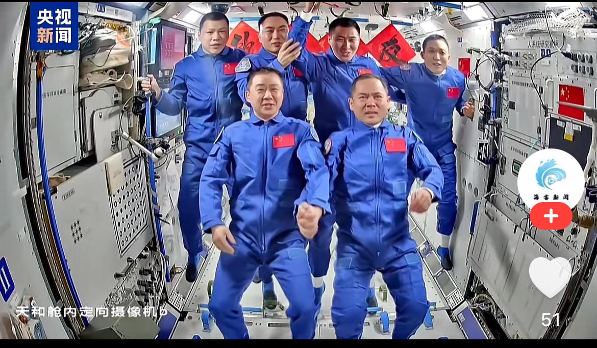 神舟二十一号发射我没哭，
但是看到神20和神21航天员会师，
拍全家福那一刻，我