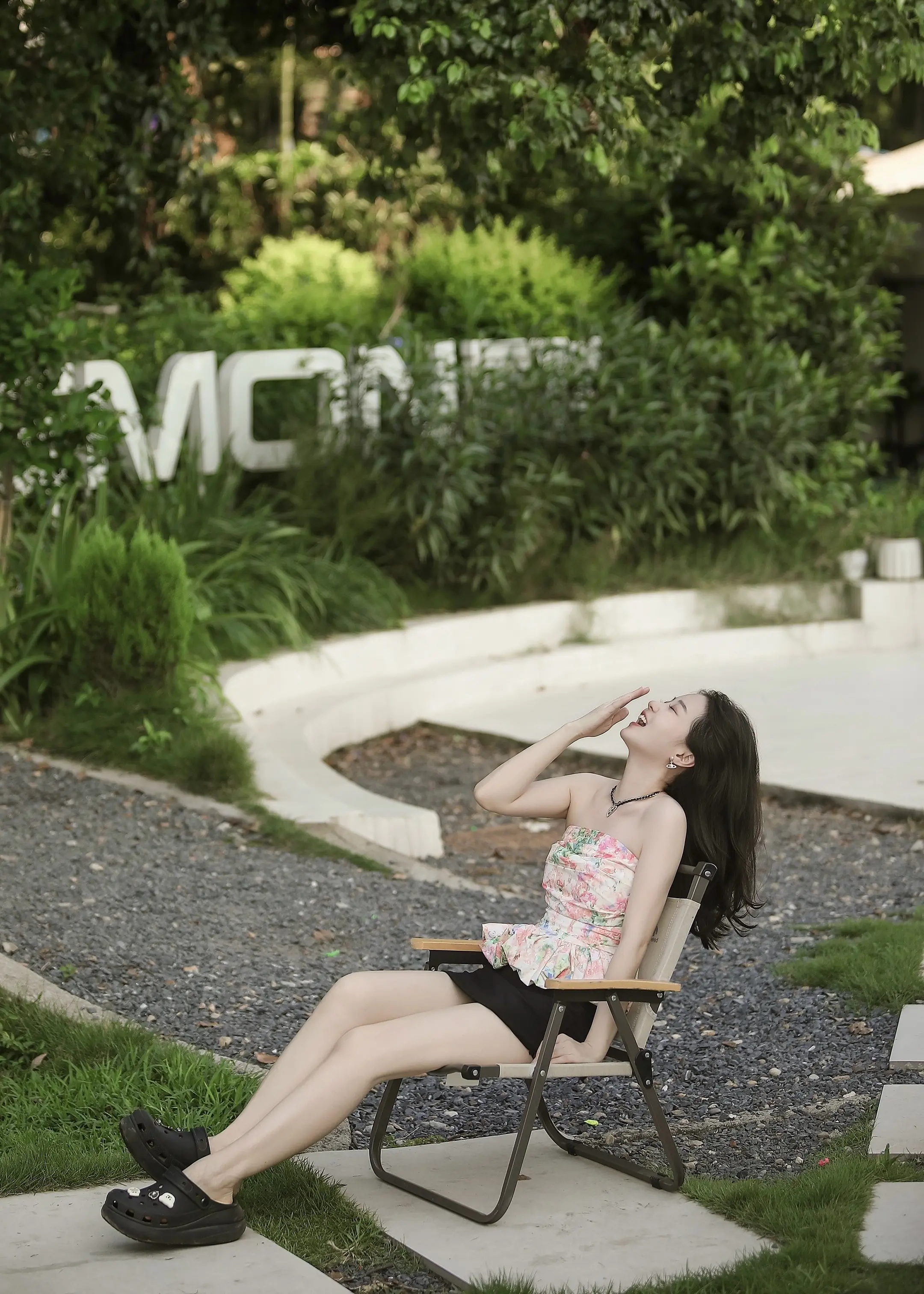 不许夸别人漂亮。