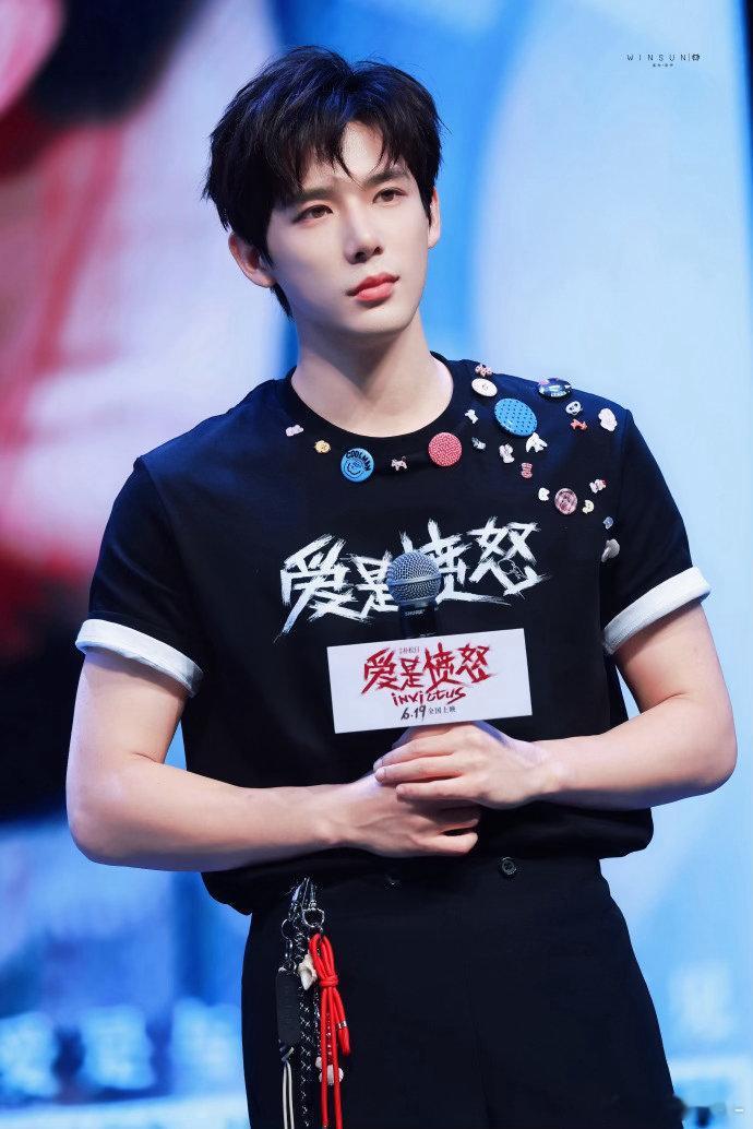 王安宇路演完全是大漏勺来的王安宇唱这么好准备去歌手吗 路演现场一开口，全场安静了