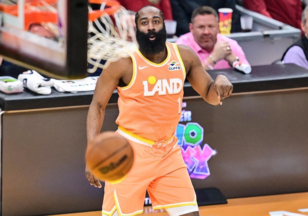 哈登：米球王，客场打老鹰输一场没关系吧？再说ESPN预测骑士胜率48.3%比老鹰