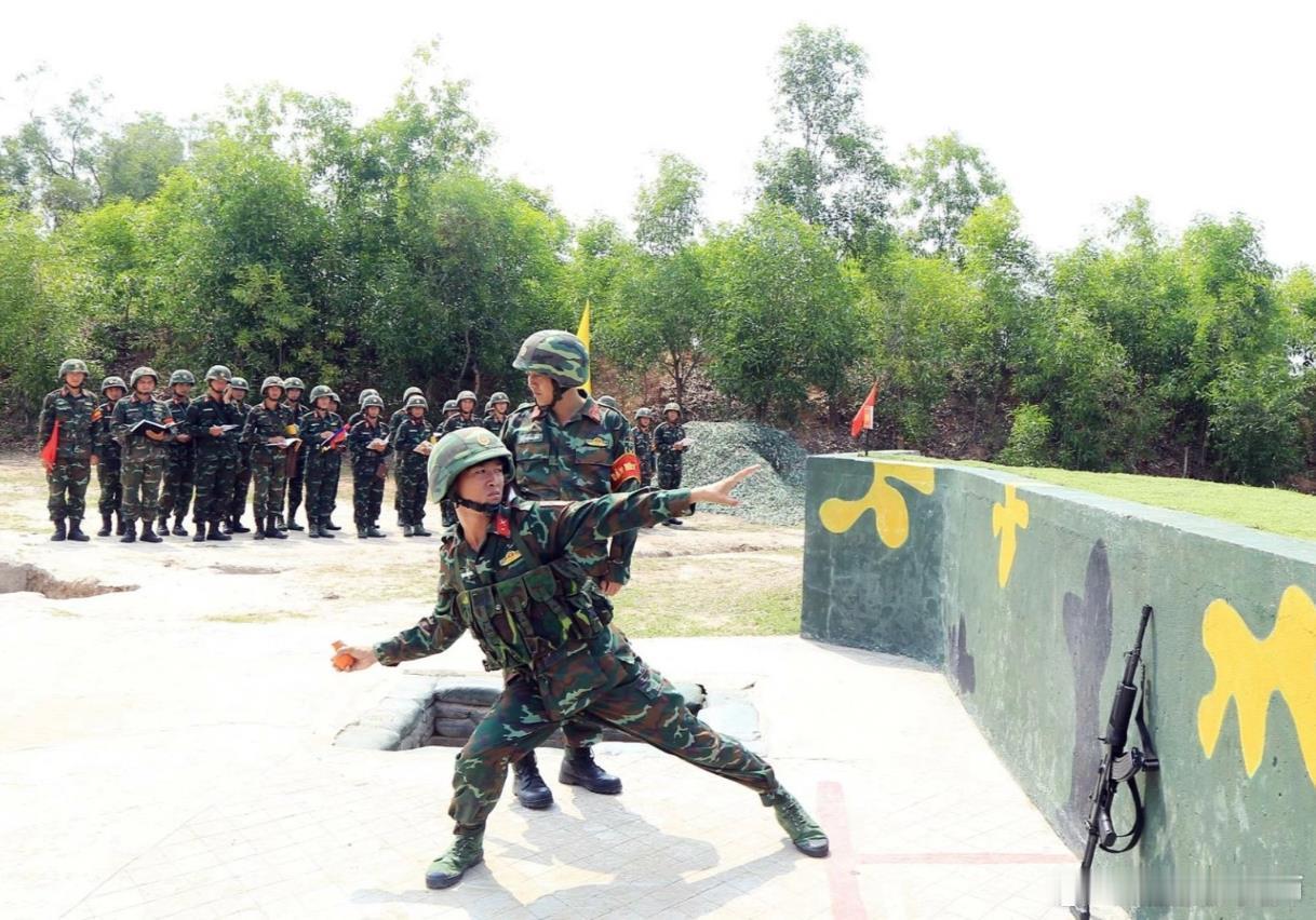 越南新兵训练已经开始使用SVT突击步枪（越南自产），可能的原因：1.SVT突击步