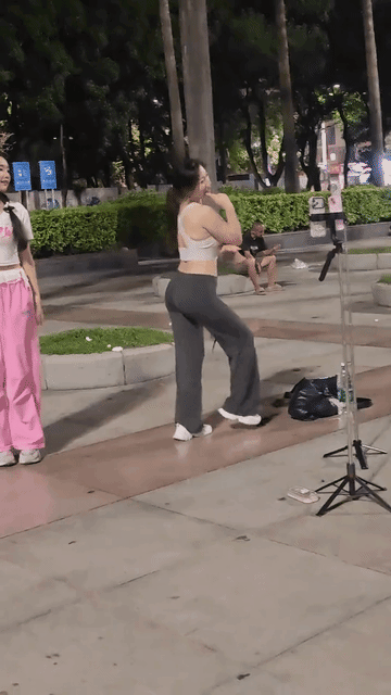 天生丽质难自弃，千里音画无线传。
青春女孩先得势，中年老年不甘后。

得益于智能