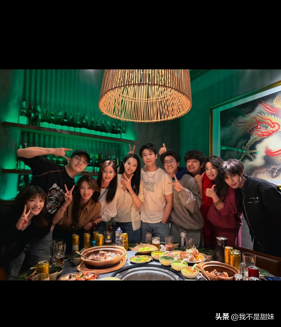 张维伊跟了旋子后都站C位了！
他被董璇养的真好，面相都好了，新婚哪个不粘，7年后