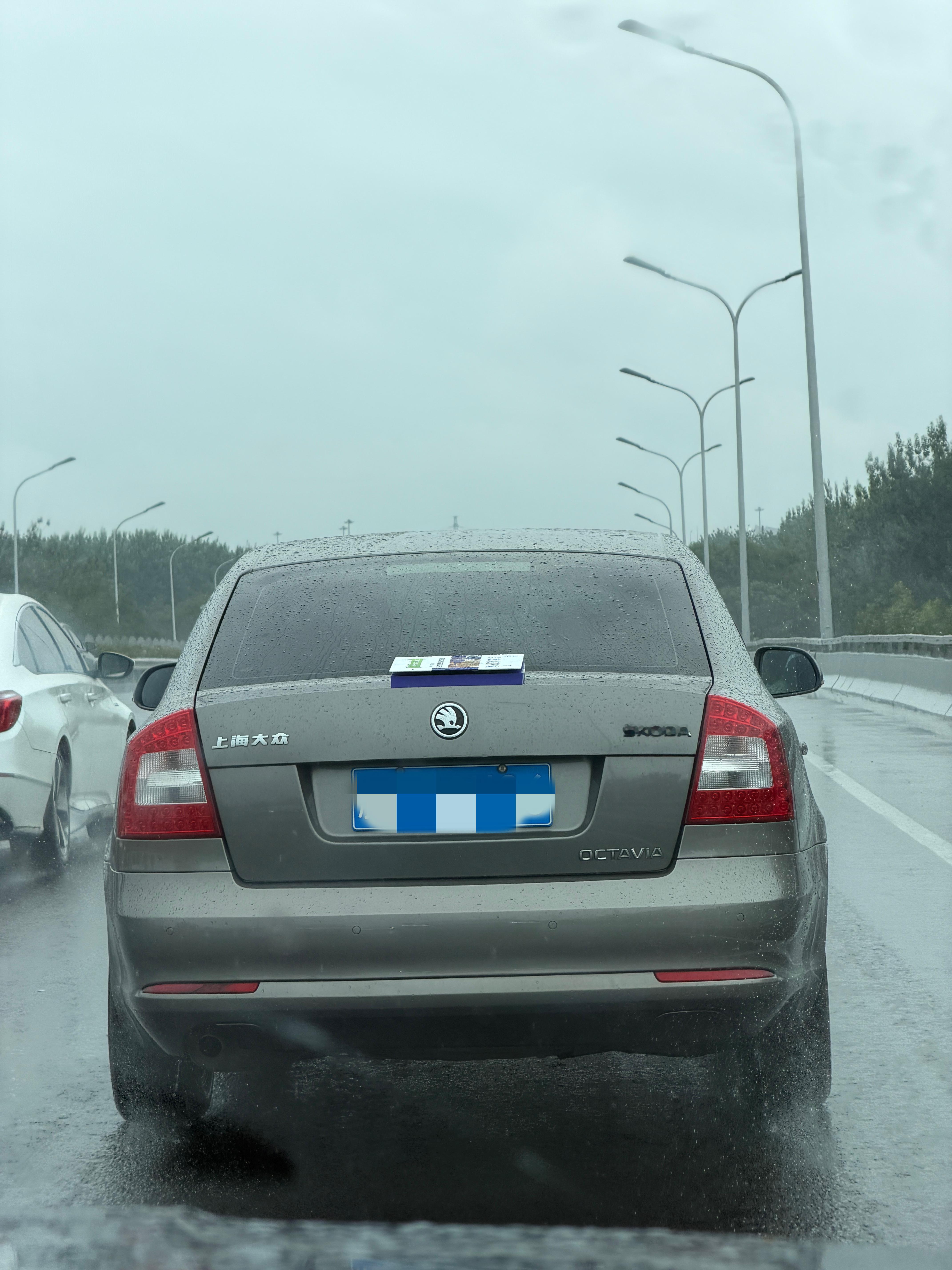 不知道是个什么东西，礼盒？我们是想办法提醒他一下还是跟着等他掉？大v聊车 ​​​